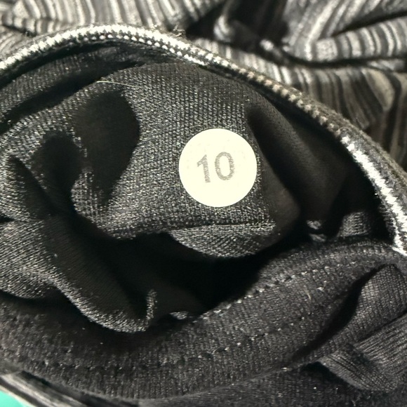 Lululemon Gather & Crow Crop II Capri Leggings, Black & White, Size 10 - Picture 7 of 7